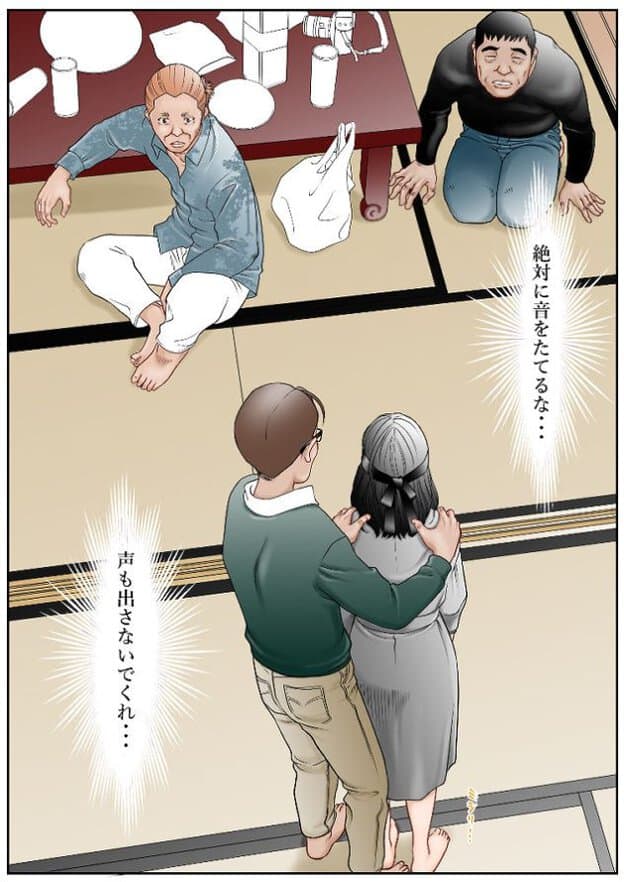 畳の上で男性2人が正座し、男女が立って見ている。